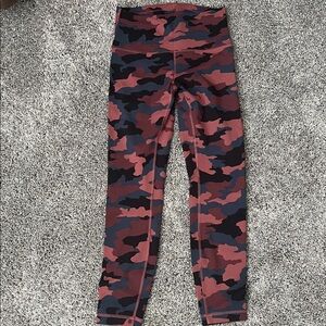 Lululemon WunderTrain Legging 25”. LIKE NEW CONDITION